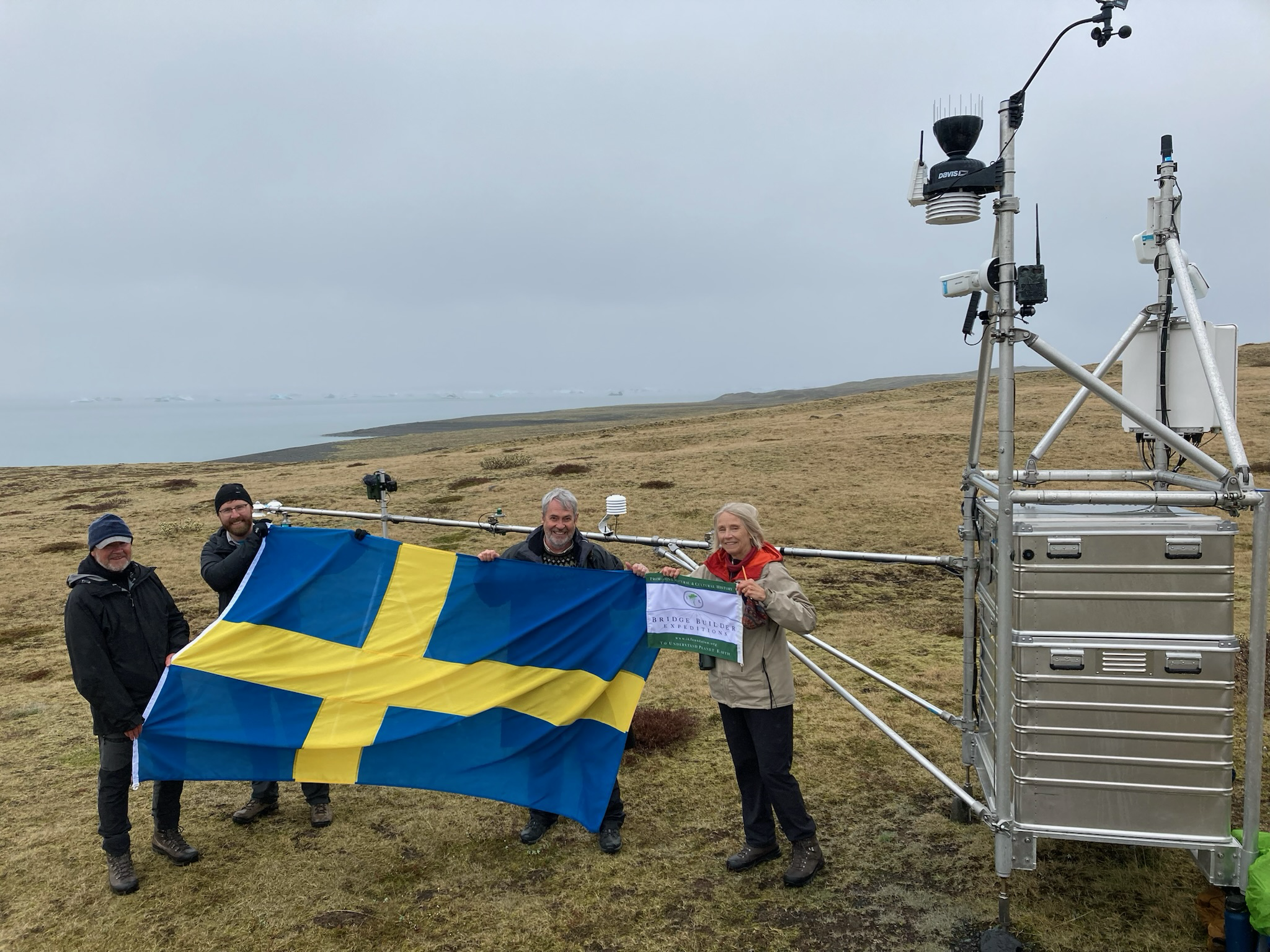 Sveriges ambassadör på Island Pär Ahlberger m.fl. vid forskningsstationen Solander's Eye