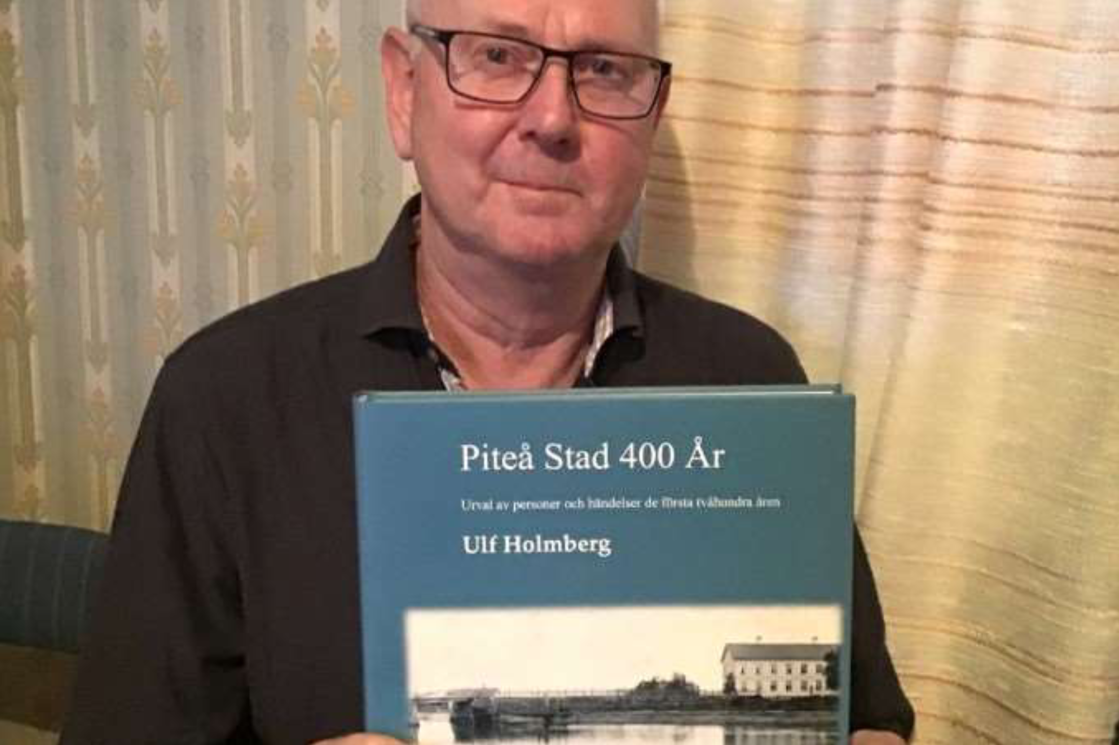 Staffan Wikman lycklig vinnare av Ulf Holmbergs bok ”Piteå stad 400 år”