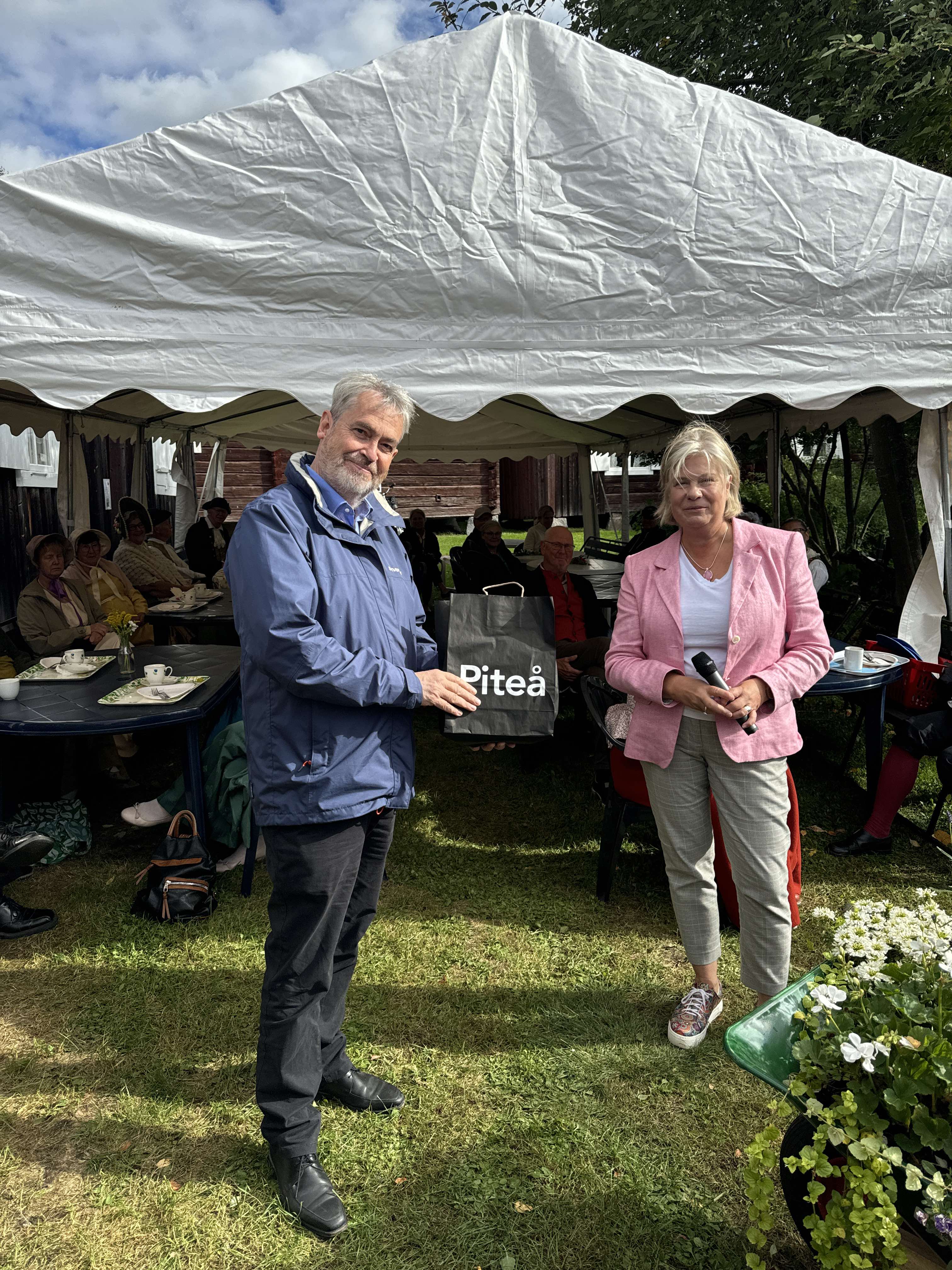 Åsa Wikman, ordförande Solanderföreningen här tillsammans med Pär Ahlberger, hedersmedlem i Solanderföreningen och fd. Sveriges ambassadör på Island och i Ocenaien